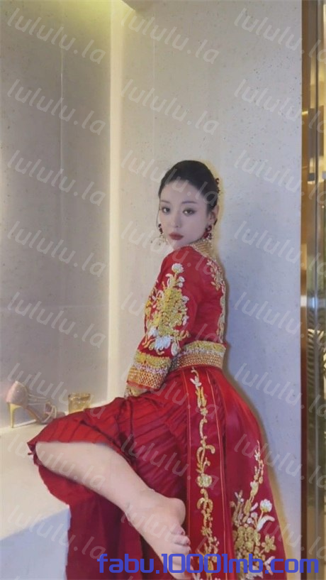 微博騷逼蕩婦【媚娘白玉花】好身材大長腿,裸舞誘惑,各種角色cos,勾引男人有一手14V 3.28GB 预览图 1