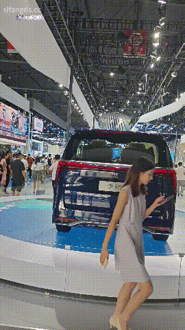 【MCCD】車展系列 一箭雙雕展台兩個禮儀 抄底兩個展台前台肉絲性感蕾絲窄内 探索迷人裙下風光 901.6MB 预览图 2