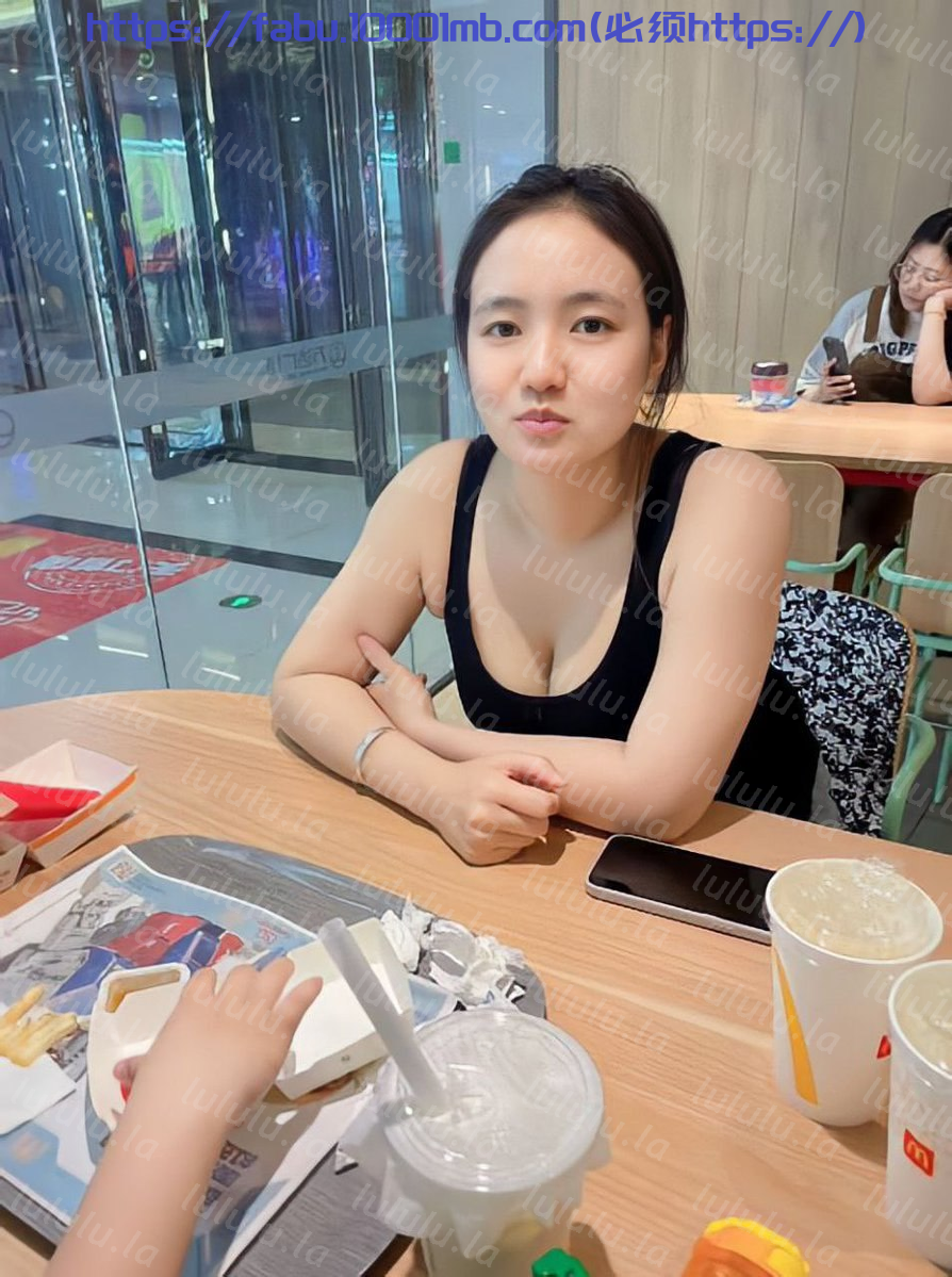 騷妻的誘惑，超市摸她奶子就走不動路了，這騷逼就是随時都可以發情 109P 20V 155.1MB