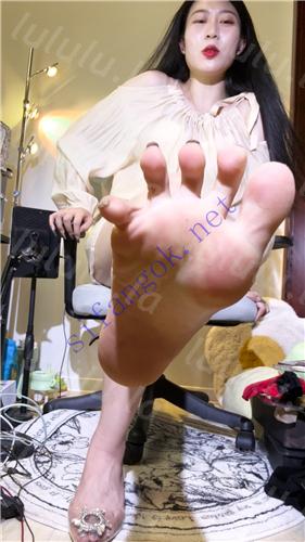 【不要在线解压】快手骚骚御姐 S级翘臀 丝足福利 骚臭大汗脚踩鸡掰臀骚叫 预览图 5