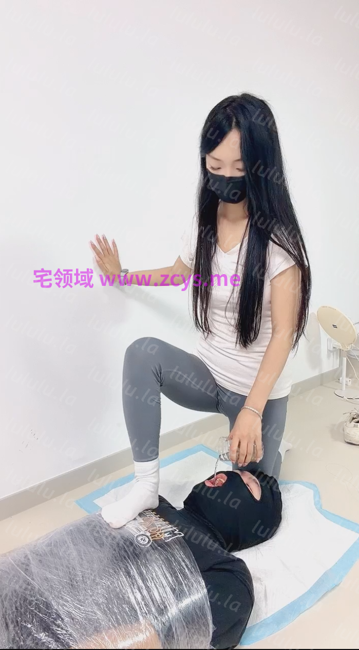 悄玩圈酹月-260904 健身女神踩踏保鲜膜全包【1V】【546MB百度云】 预览图 3