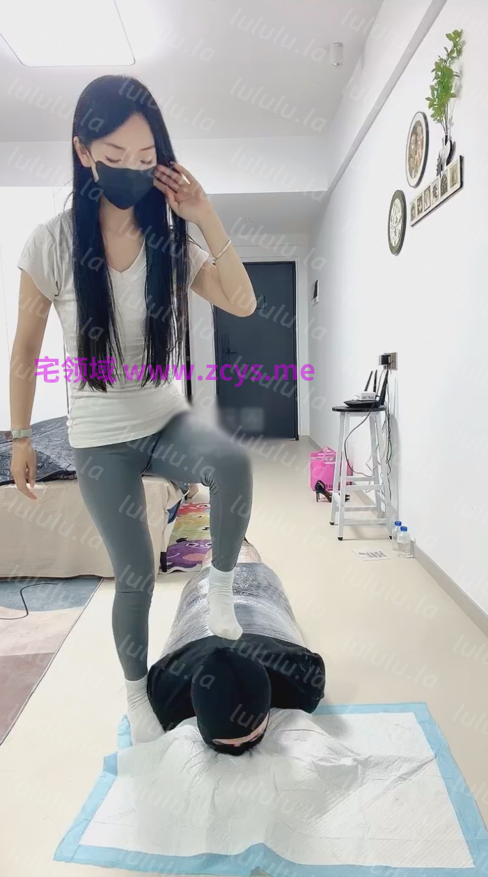 悄玩圈酹月-260904 健身女神踩踏保鲜膜全包【1V】【546MB百度云】 预览图 4