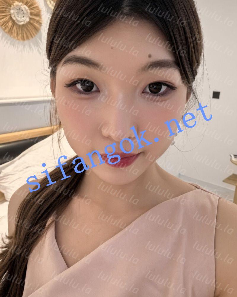 【不要在线解压】高贵反差美女花衬衫被按头深喉穴口湿亮特写，真实感拉满 预览图 1