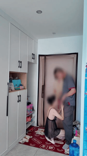 騷貨人妻情趣内衣勾引，小哥膽子真大！居然在家門口就把我媳婦給肏了！還想内射！媳婦也确實騷，主動邀請小哥肏她 73.9MB