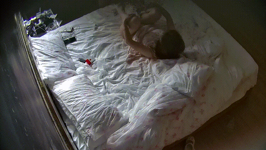 大學城 8-29 男人把睡着的女友弄醒 給她穿上絲襪 内褲都不脫直接開操 女上瘋狂聳動的姿勢挺帥氣 2.3GB 预览图 6