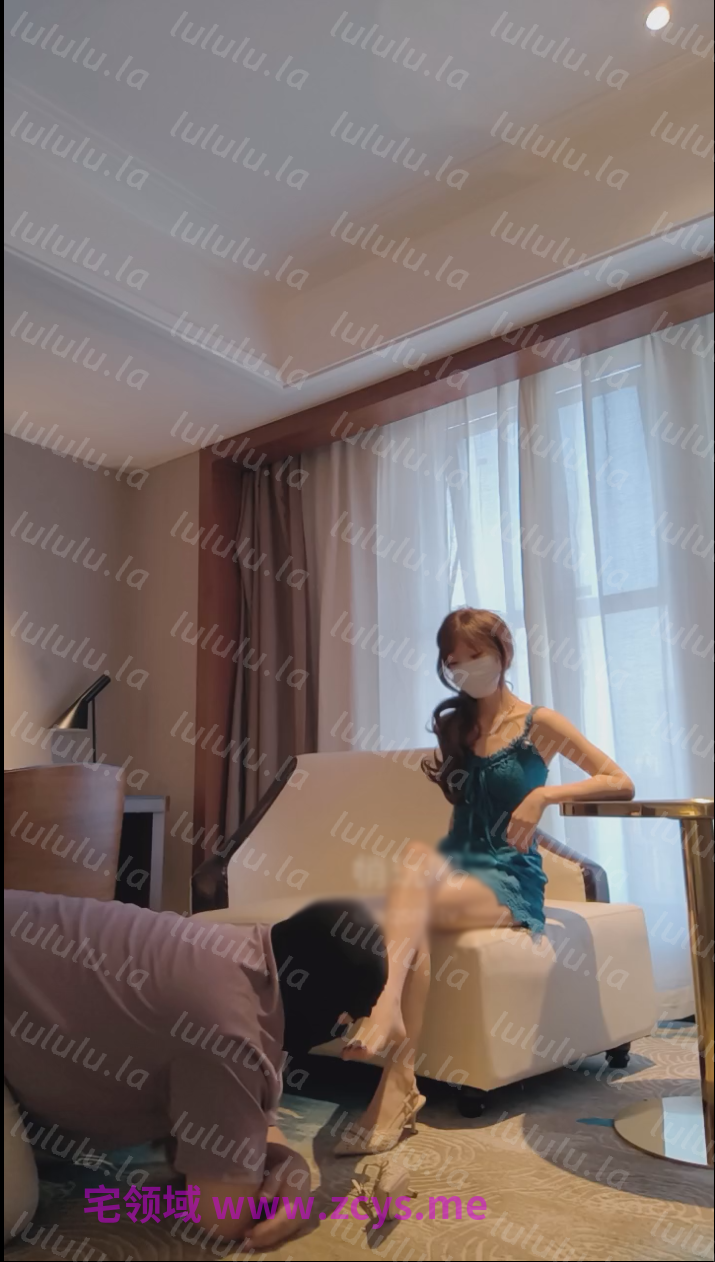 悄玩圈爱可-260913 高跟踩长靴捂白袜气味辱【1V】【699MB百度云】 预览图 2