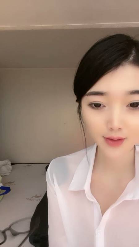 乖巧闷骚眼镜女神 苏苏Lucy OL装道具紫薇大秀 [1v/637M]