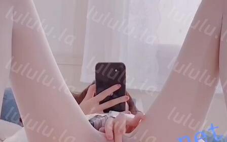 ❤️仙仙桃桃对镜特写，白丝诱惑道具自慰 美腿玉足