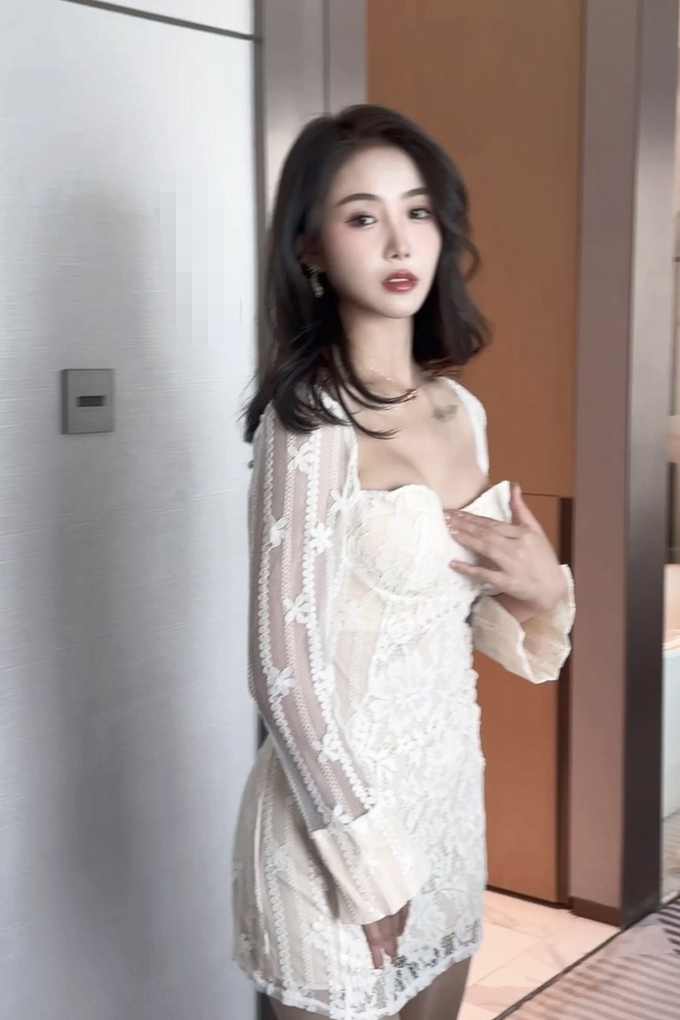 【秀人网 苏苏阿】新晋模特 写真花絮 开档肉丝 丁字内裤【1V 0.8G】-福利岛