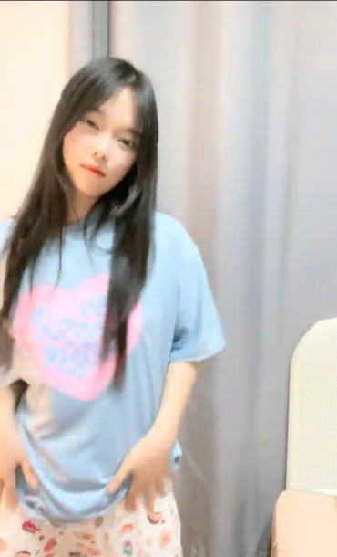 邻家少女下海直播【叶萝莉 4.29 】活泼可爱颜值很高身材好，全身上下充满了少女的气息！ 2490M