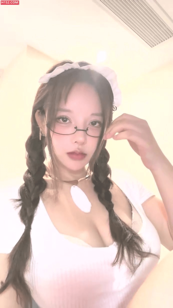 极品尤物网红女神！丰乳肥臀爆炸身材！眼镜女仆装，性感开档丝袜，翘起美臀露肥穴，自摸骚穴跳蛋自慰-福利岛