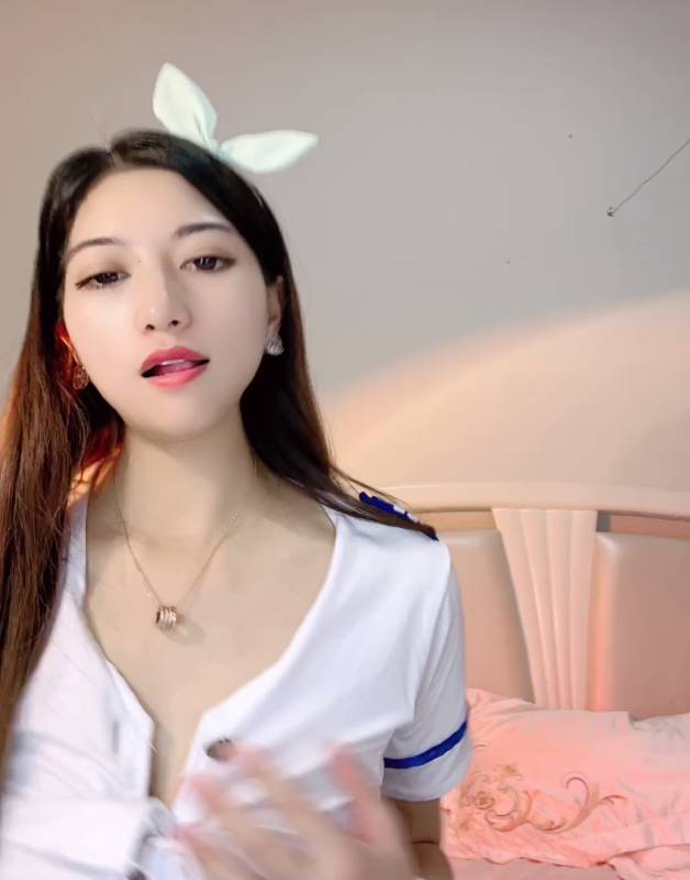 气质颇佳颜值御姐范妹子蕾丝红纱 特写 [1V,189M ]
