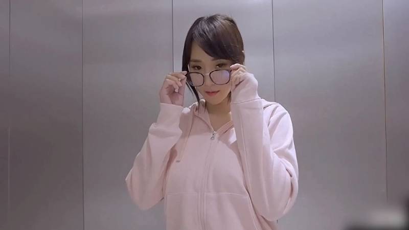 乐乐电梯遇粉丝的故事 [9p/1V/363M]