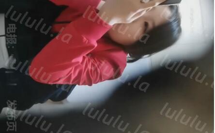 大神潜入❤️某大厦隔板女厕门缝偷拍美女