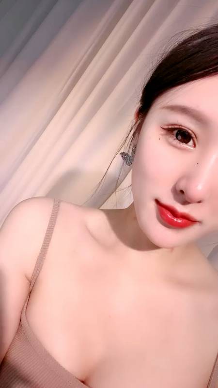 网红女神 浓妆红唇超性感 吊带女神长裙极品美腿 [1V/1.82g]