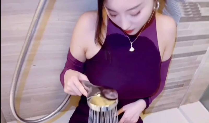 高颜值女神 杨晨晨 新款辣妹紧身包臀短裙拍摄花絮视频 [1V/452M]