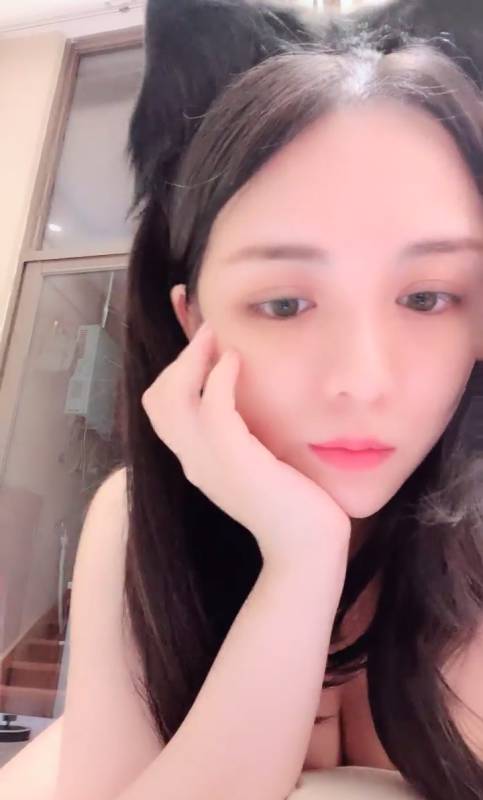 女神终於开收费了 kimkaedashian 看美女的才艺过瘾 [5V/2.48g]