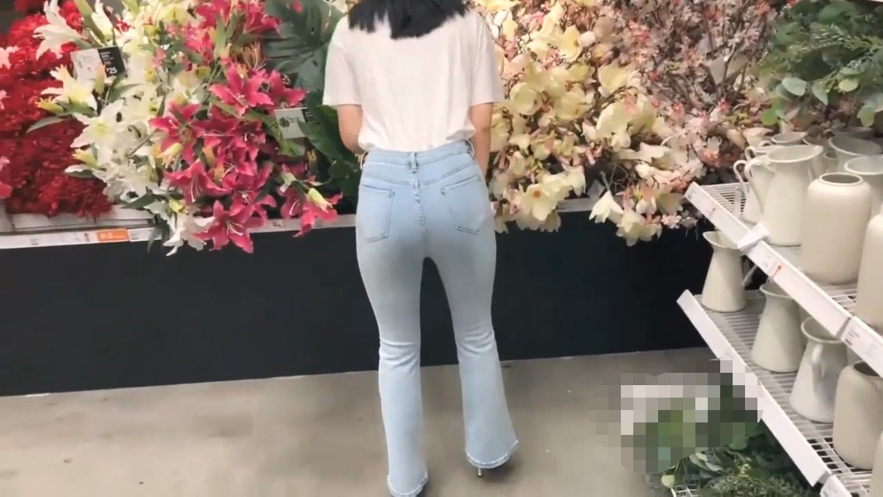 花店偶遇牛仔裤女神，带到酒店没想到这么主动，紧身牛仔裤完美显现极品身材，玲珑身段草不够 204M-福利岛