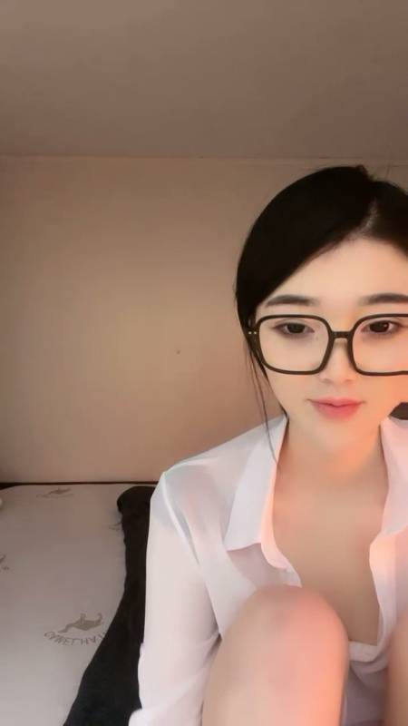 乖巧闷骚眼镜女神 苏苏Lucy OL装道具紫薇大秀 [1v/637M]-福利岛