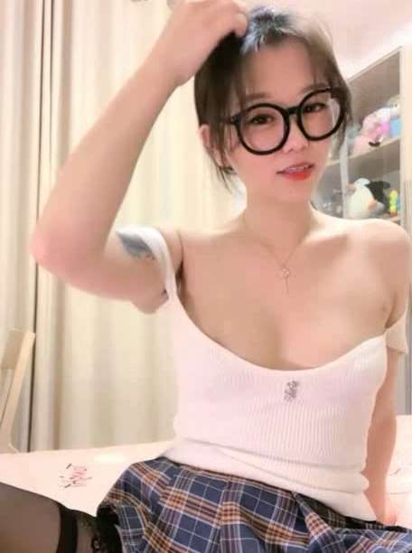 新眼镜妹女神 夜间补习课 极品丝袜女神 [1.66M]