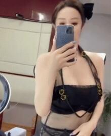 骚美人 · 白富美颜值女神❤️黑丝塞逼里沾yin水，放嘴里喝，娘们好会玩！-福利岛