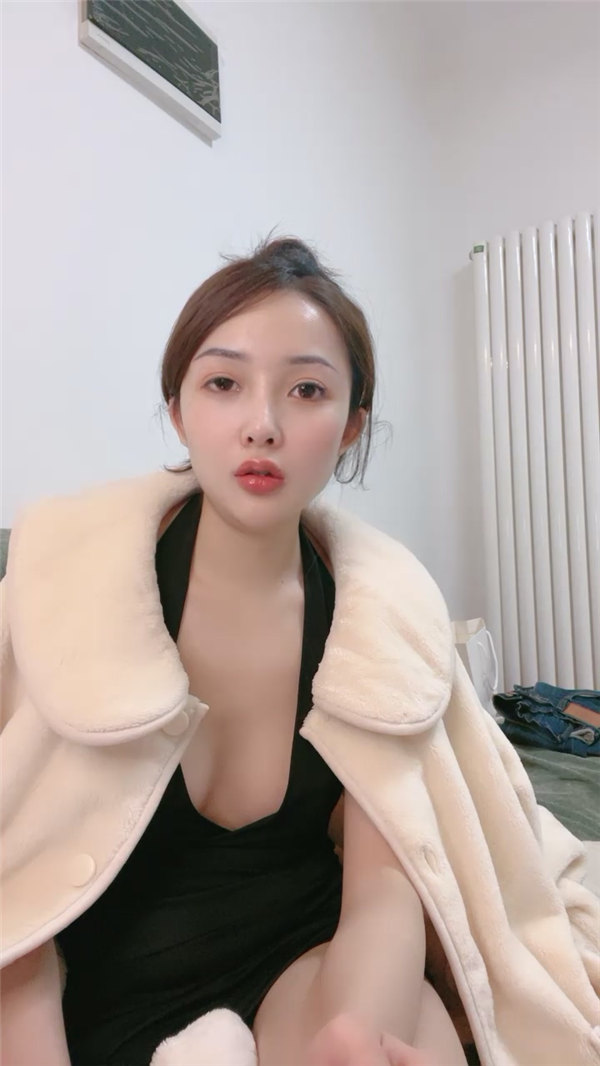 颜值区网红女神多毛骚逼黄瓜自慰掰穴捅入进进出出-福利岛