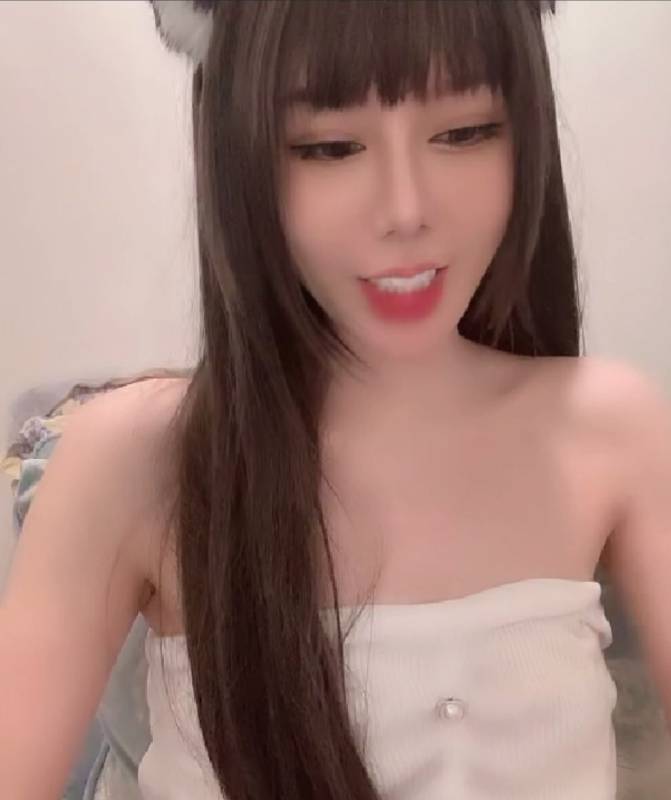 极品女神 菲菲 反差表一对一淫语紫薇 [1V,1.26G]