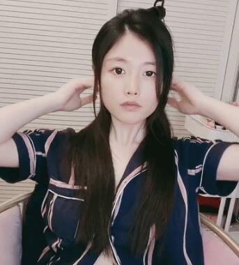 9分颜值气质女神！大尺度全裸诱惑！极品美臀翘起，摆弄各种姿势，骑乘位骚逼特写，白丝美腿性感-福利岛