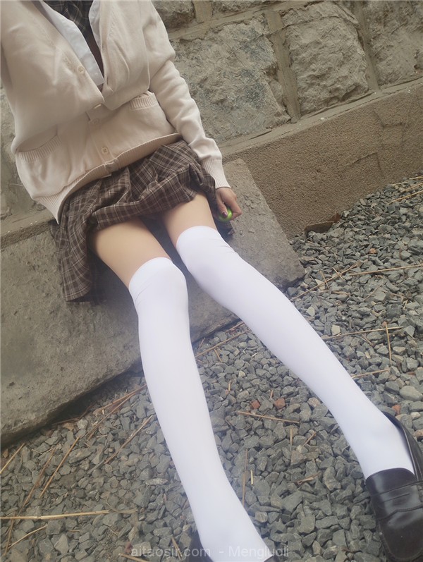 软萌萝莉小仙-户外露出方格短裙白丝袜 [56P+1V] – 会员免费下载