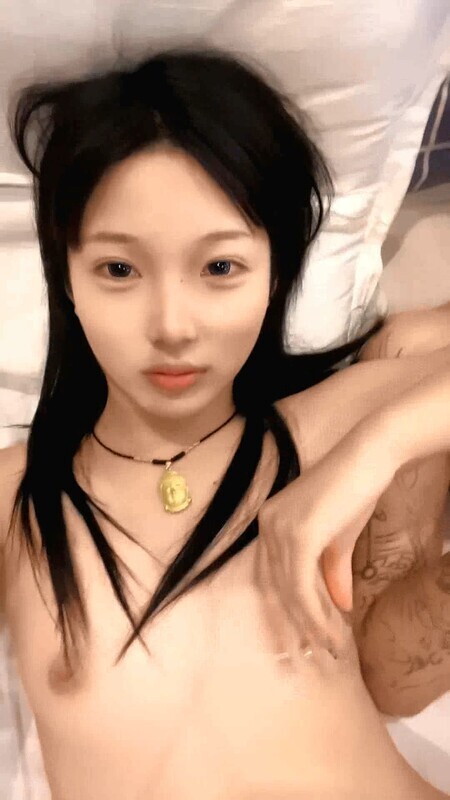 白桃味的小姑娘露脸被纹身小哥干了 [1V/437M]