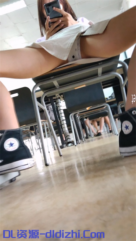 【大学图书馆抄底】龟男发情，竟然上手摸大腿，女主是个骚逼，主动开腿露底裤配合拍摄，好想射内裤上3V 1.73GB-福利岛