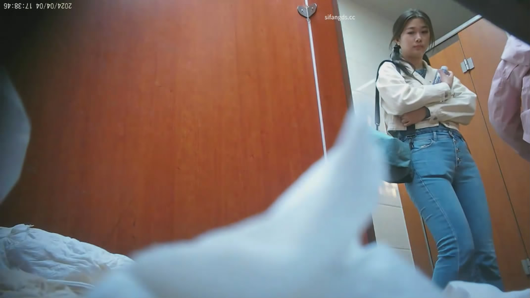 8月最新流出❤️大神潜入旅游景区人满为患的女厕超近视角偷拍游客尿尿颜值不错的牛仔裤美女 921MB
