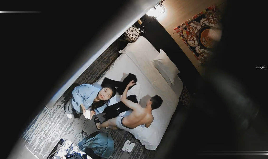 酒店摄像头偷拍❤️猥琐纹身男和羽绒服厂妹模样女友开房过夜两人貌似都很饥渴轮流操对方 947MB