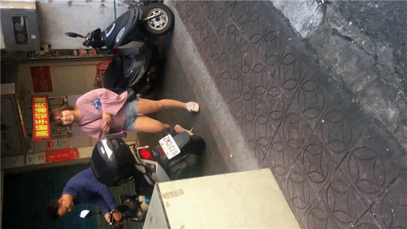 小吃店女厕全景偷拍多位美女嘘嘘各种美鲍全部收3 393MB
