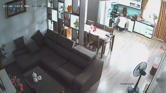 黑客破解家庭网络摄像头偷拍❤️老婆在厨房煮饭过程中被欲火浑身的老公 扒光抱起一顿操 853MB