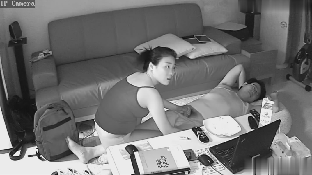 黑客破解家庭网络摄像头偷拍❤️身材不错的娇妻给眼镜男舔硬鸡巴骑坐上去来一炮 228MB