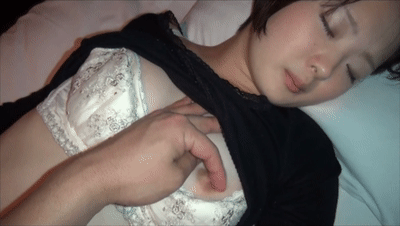 【迷奸睡奸系列】迷晕一个极品卡哇伊妹子 各种玩弄后直接无套插入，简直爽翻了，舒服呀 [8GIF/1V/1.67GB]