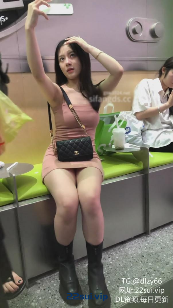 官方售价42元❤️ 超高神似关之琳的小美女在和闺蜜买奶茶臭美的蹲下自拍给大家看内裤 383MB
