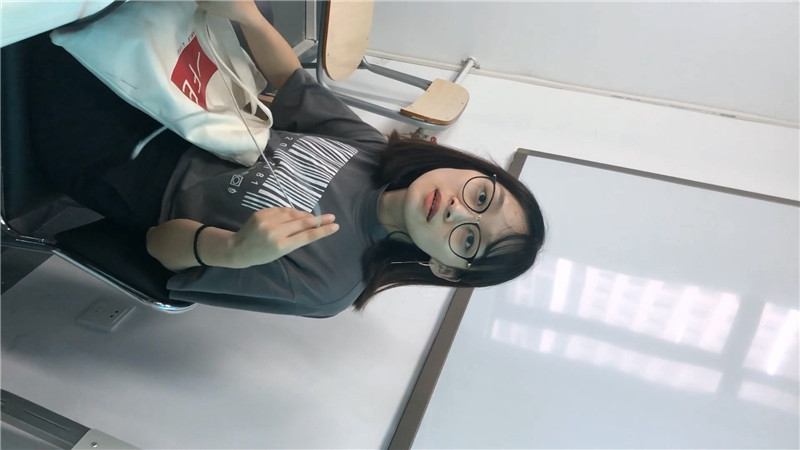 大神潜入大学女厕全景偷拍眼镜学妹的多毛小黑鲍鱼❤️出来还要跟她聊一会 245MB