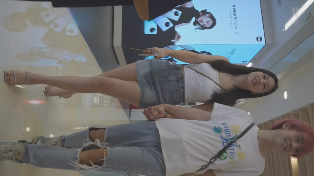超短牛仔裙美女在商场❤️光脚穿袜子试鞋高跟鞋配玉足脚上的血管清晰可见丁字裤翘臀弯腰被抄底 276MB