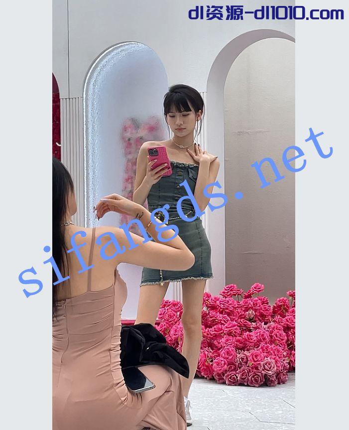 【KKCD㊙️】3170-清凉牛仔裙美女打卡拍照弯腰露出粉色NN