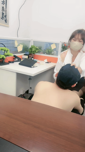【剧情演绎】攻略自己的大奶女同事，在办公室内激情啪啪啪❤️主动崛起屁股等待主人的大鸡巴插入 437MB