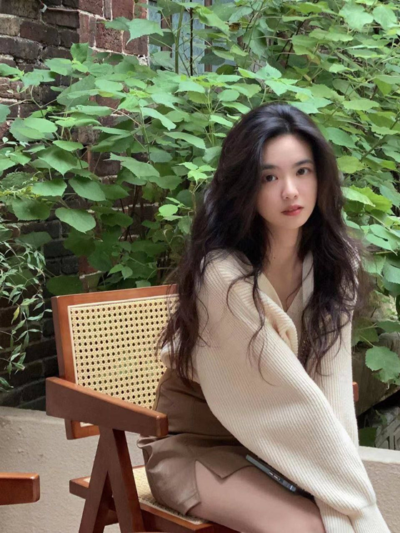 ❤️极品反差婊❤️镜子面前跪舔讨好金主，掰开双腿让其对着镜子达到高潮，白虎嫩妹被捆绑调教 81.1MB