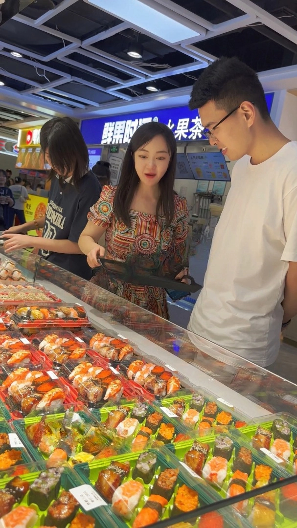 ❤️√ 长裙靓女和男友开心逛街。一次性透明内内前后CD 432MB