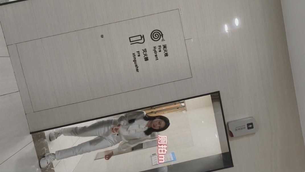 极品厕拍❤️变态厕拍大神中午吃饱饭潜入 单位女厕近距离偷拍两个漂亮女同事尿尿掏出鸡巴出了撸管 296.9MB