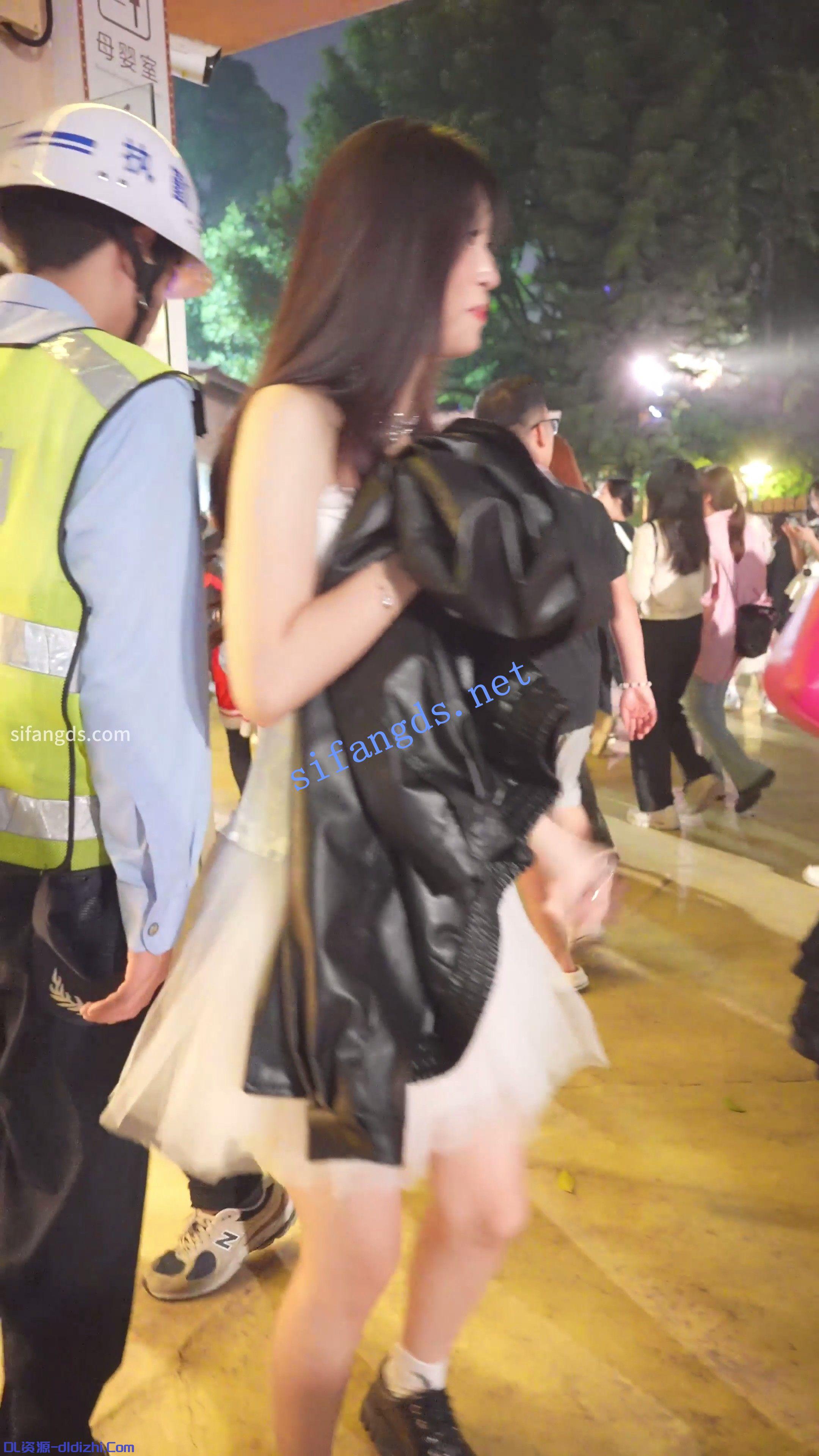 (BC-AA-581)游乐园抄底蕾丝白裙小姐姐..无痕粉内屁股光滑 241.6MB