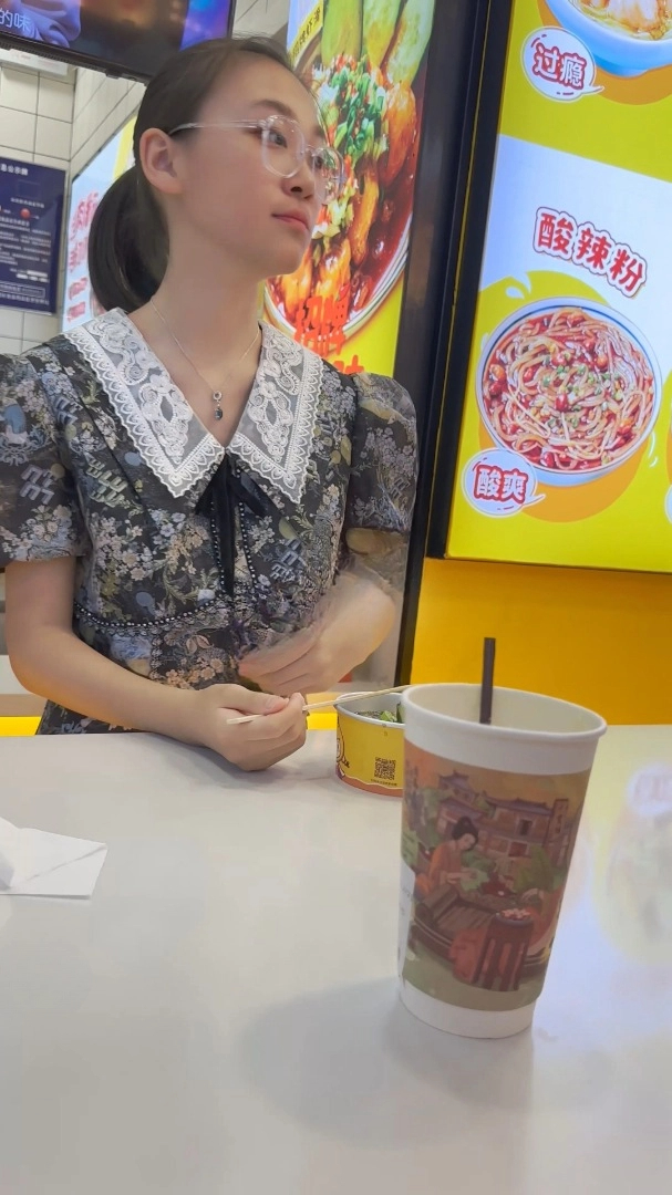 【KFC】短裙大学生和家人逛街。身材好 白色内内没穿好，侧面露B 清晰可见 1021.5MB