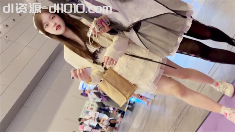 商场一路跟踪抄底白裙美女❤️竟然没有穿内裤粉嫩的鲍鱼完美呈现 844.7MB