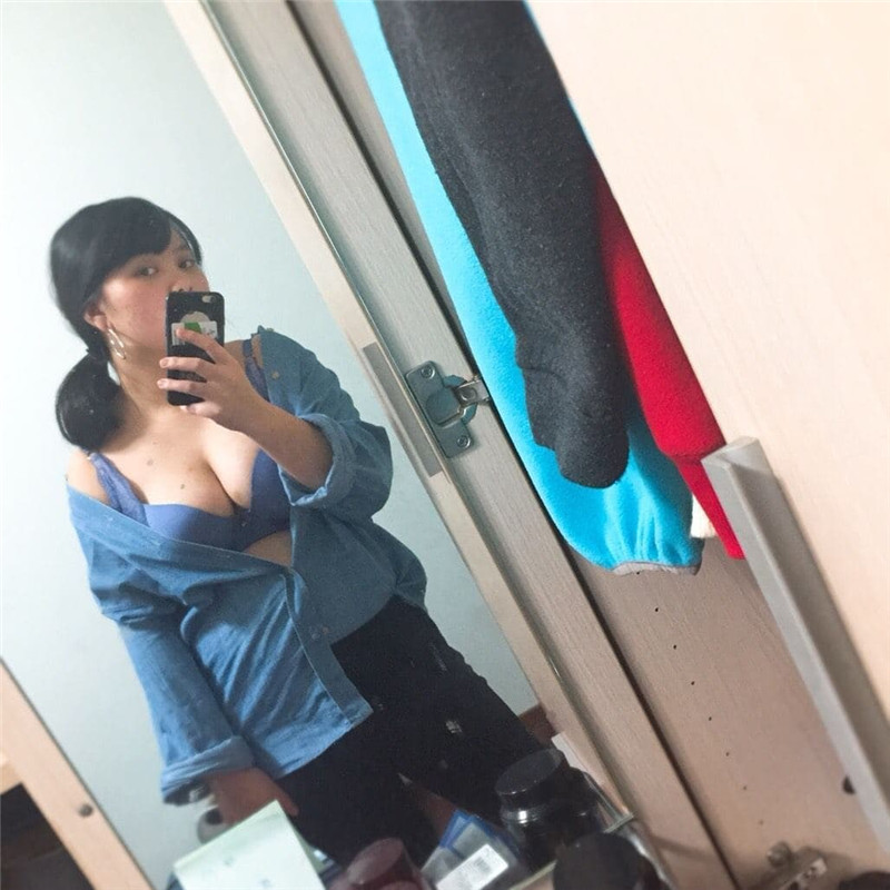 奶子非常大的高中女生和男友之间的私密被曝光 522MB