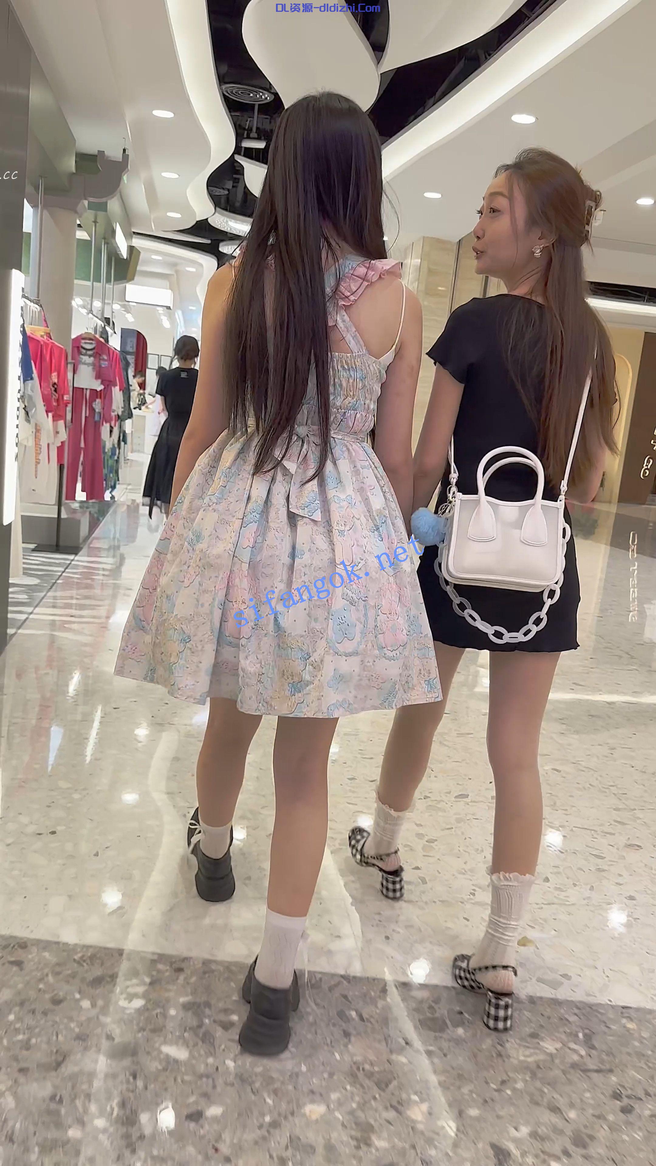 【KFC】吊带裙少妇和闺蜜逛街·穿着可爱裙子黑色窄内反差感 633.1MB 预览图 1